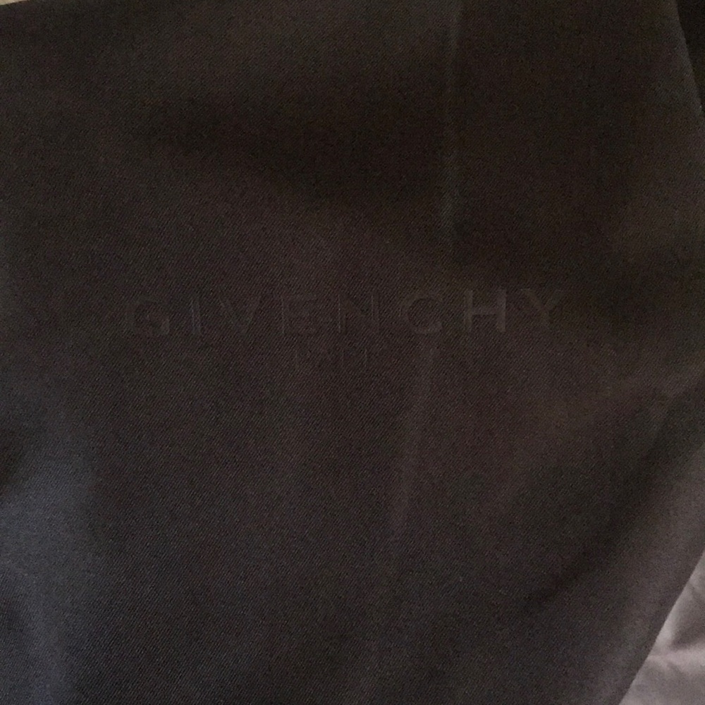 New In Box. GIVENCHY - Picture 9 of 11